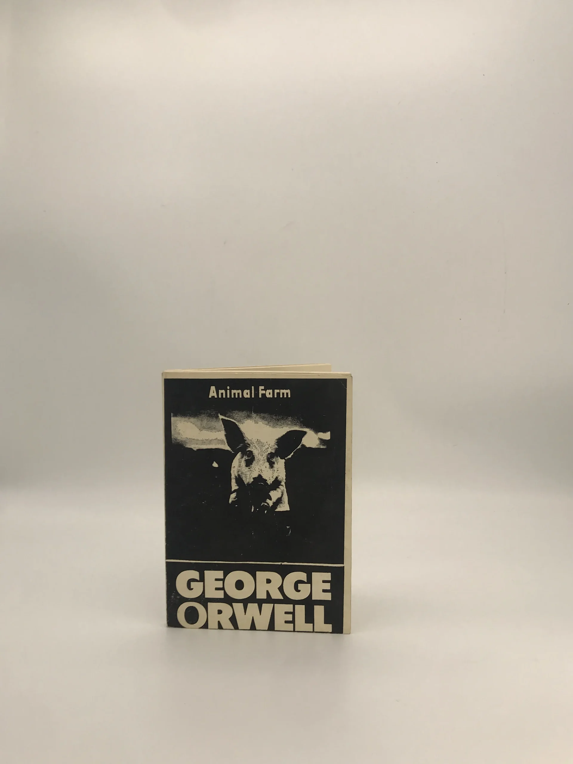 ANIMAL FARM نوشته George Orwell نسخه چاپ اصل 1983 از انتشارات Penguin Books
